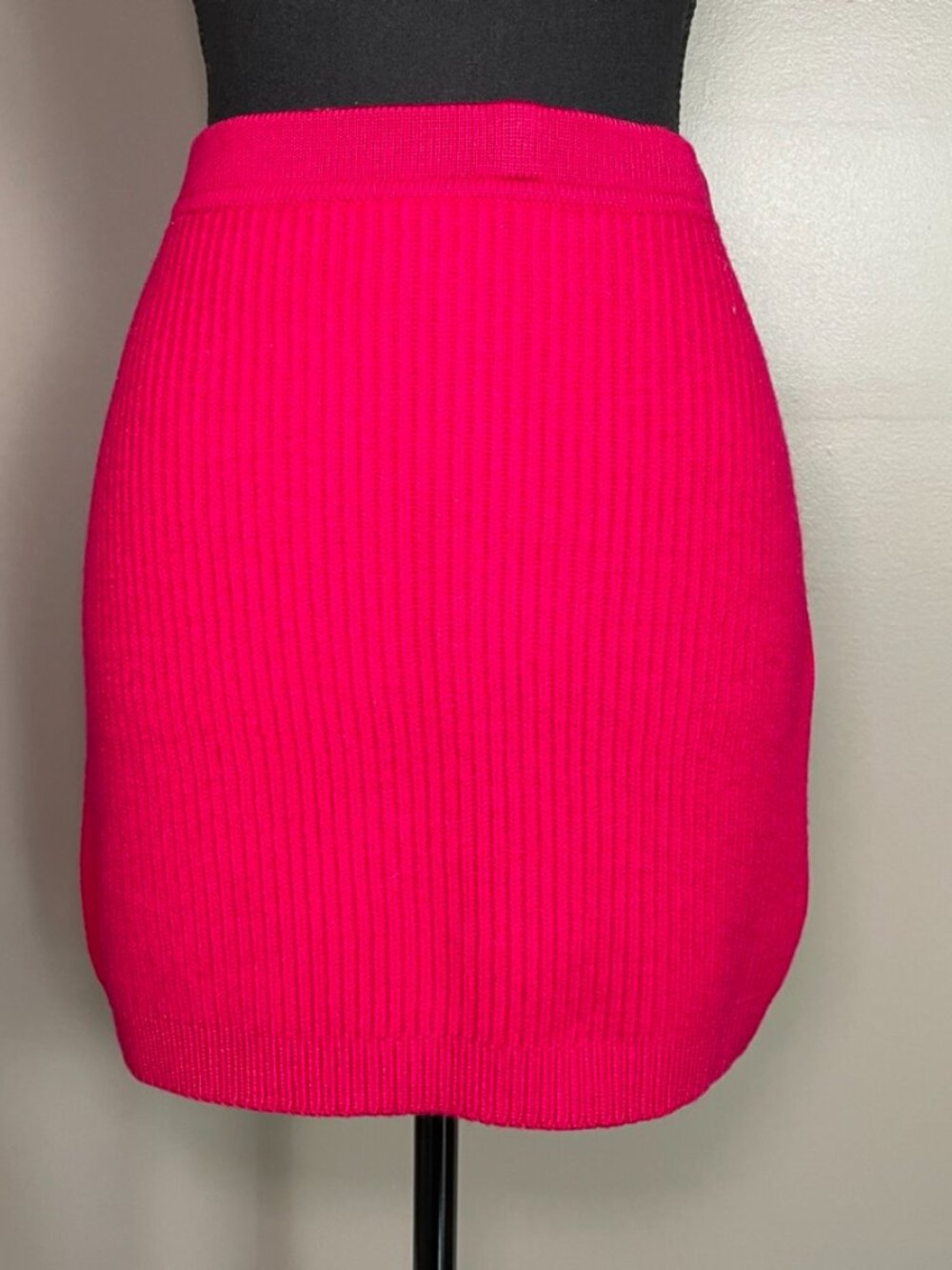 DKNY Vintage fuchsia pink ribbed knit mini skirt, 100% Wool, Made in Hong Kong